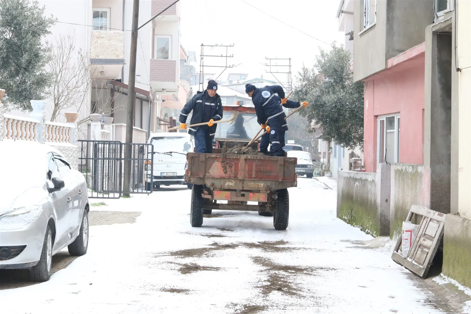 Belediye Ekipleri Karla Mücadelesine Devam Ediyor