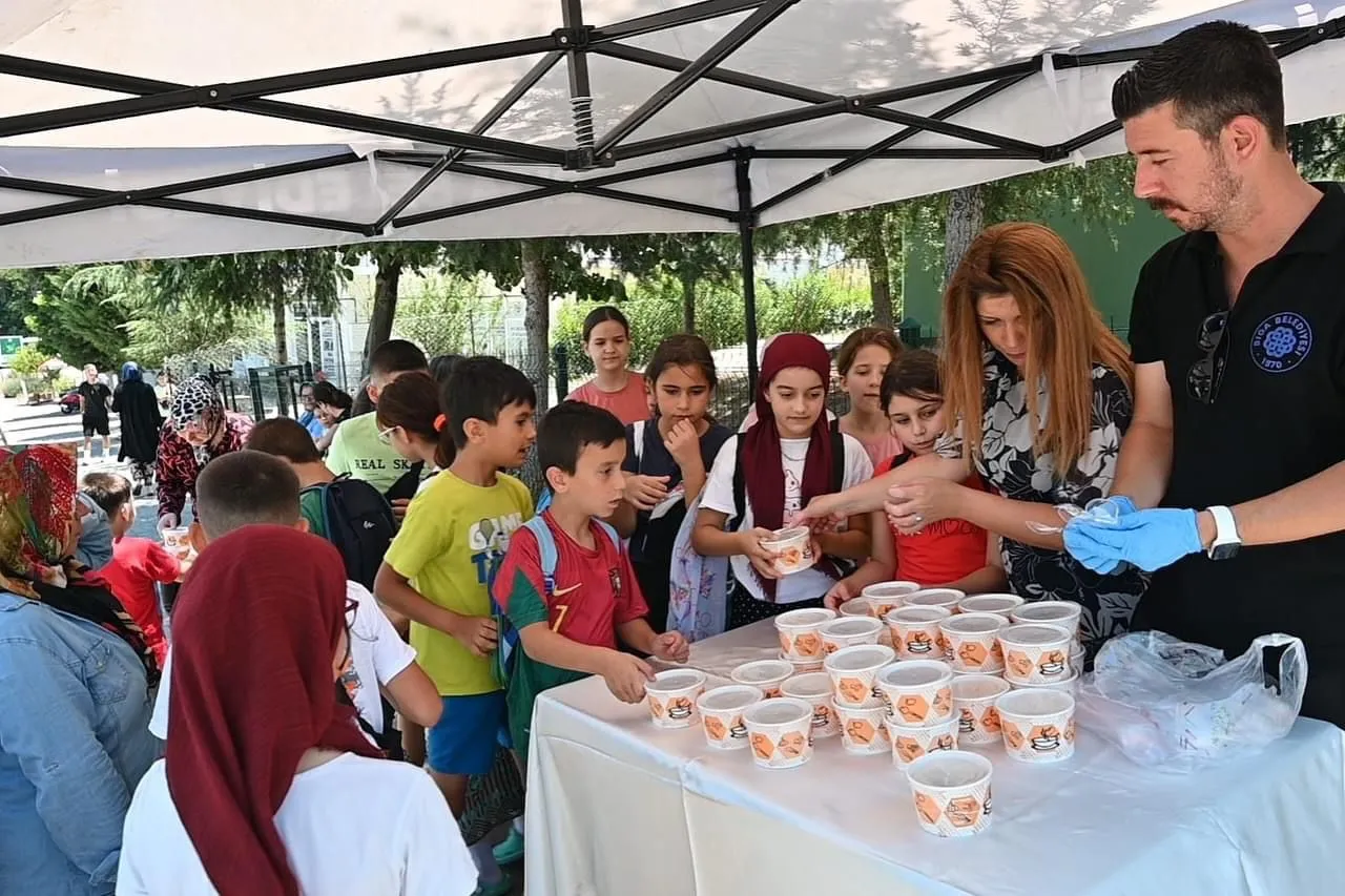 Biga Belediyesi'nden Tam Kadro Aşure İkramı