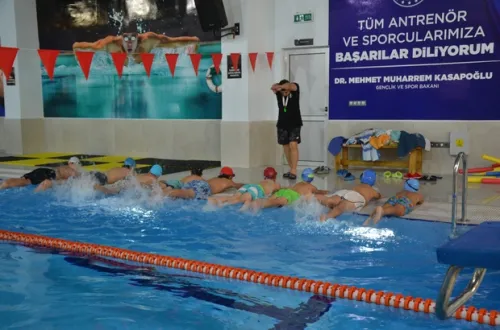 Mehmet Akif Ersoy Yarı Olimpik Yüzme Havuzuna Yoğun İlgi
